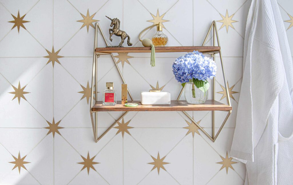Starburst tile in gold and white tones